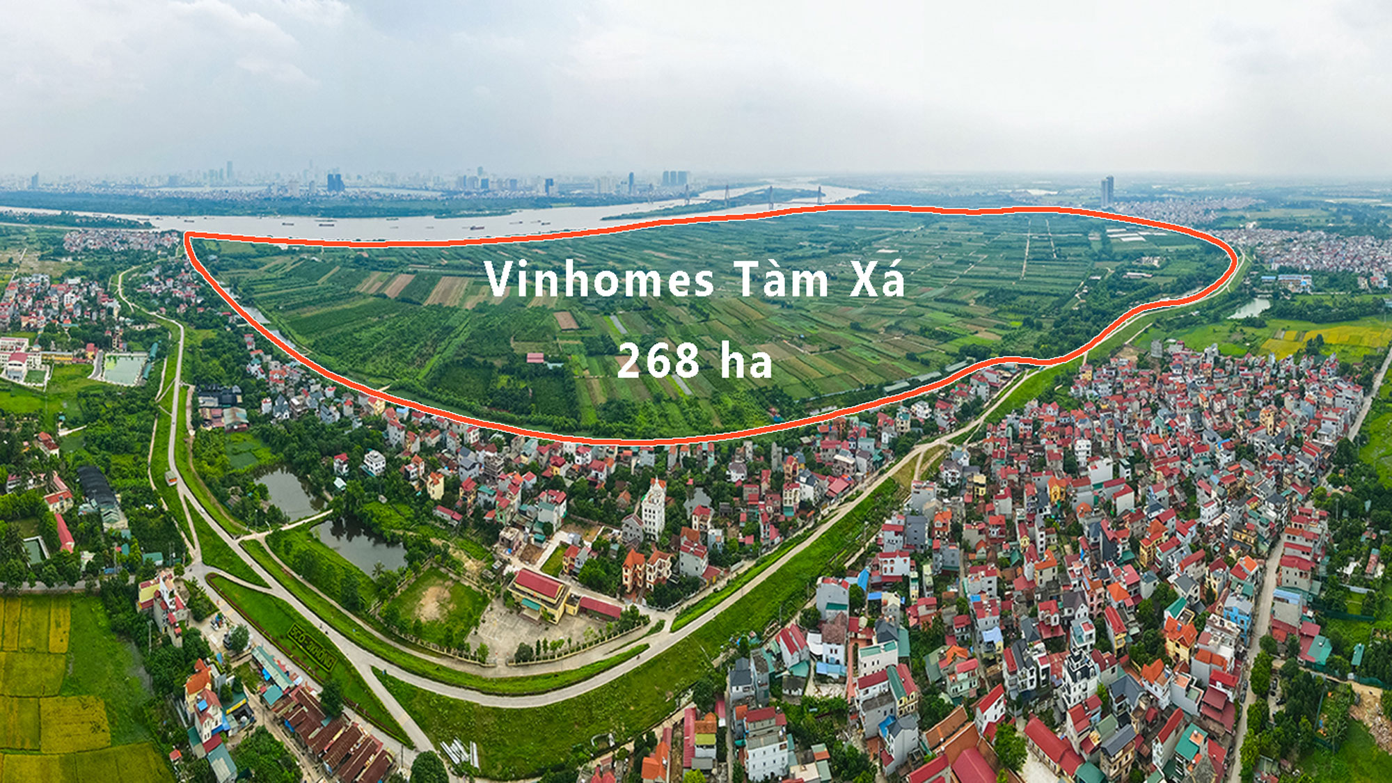 H&igrave;nh ảnh flycam vị tr&iacute; quy hoạch dự &aacute;n Vinhomes T&agrave;m X&aacute;, x&atilde; T&agrave;m X&aacute;, Đ&ocirc;ng Anh, H&agrave; Nội với quy m&ocirc; 268 ha, c&oacute; đường ranh giới m&agrave;u đỏ, ven s&ocirc;ng Hồng v&agrave; khu d&acirc;n cư hiện hữu.